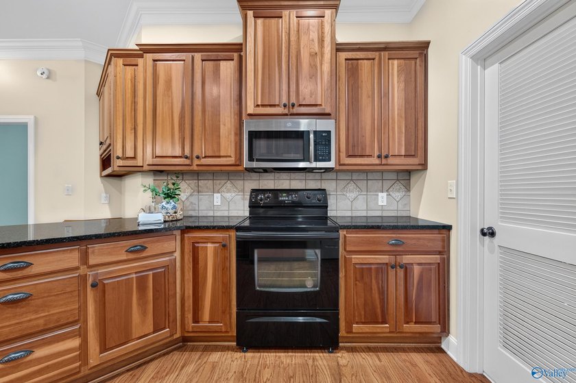 Custom one-owner home in Hampton Cove's sought-after - photo 31