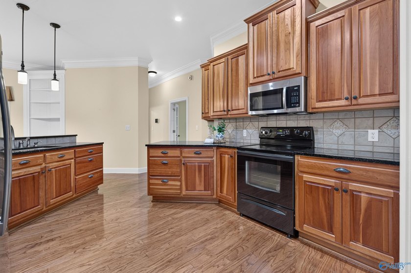 Custom one-owner home in Hampton Cove's sought-after - photo 33