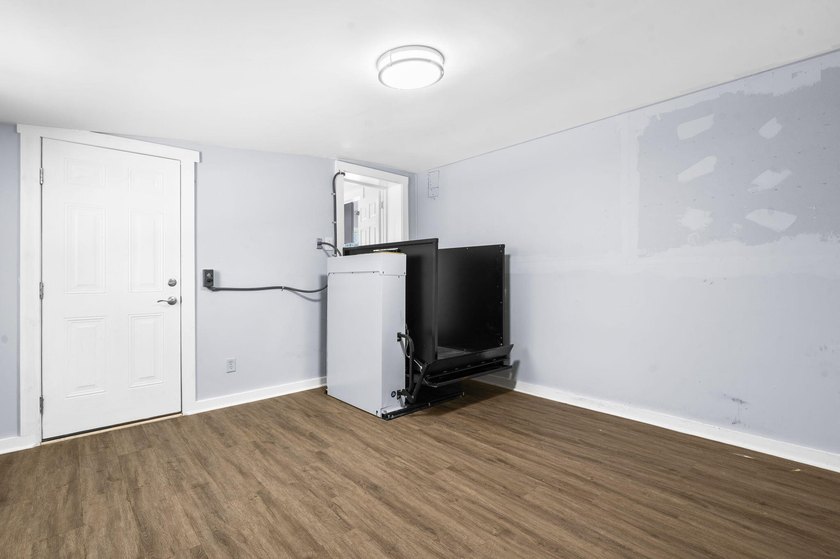 Lovely corner lot home! The homeowner purchased the adjacent lot - photo 37