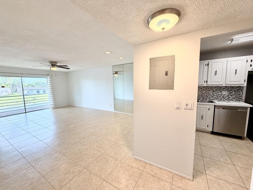Motivated Seller!! Move-in ready 2BR/2BA 2nd-floor corner condo - photo 3