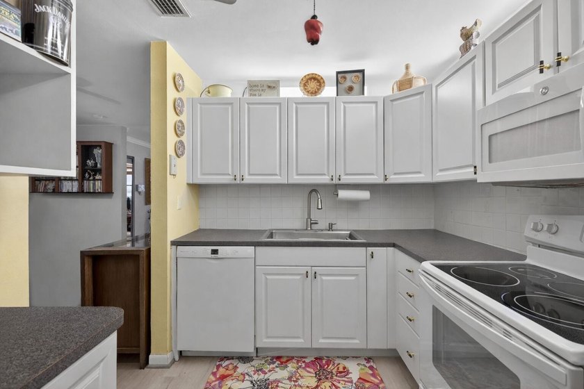 Charming 2 bed | 2.5 bath, 2-story townhouse offering a - photo 11