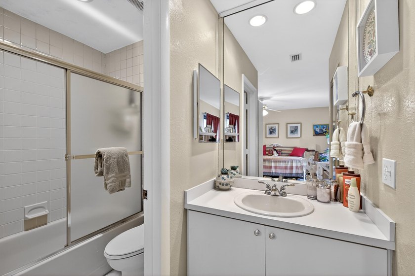 Charming 2 bed | 2.5 bath, 2-story townhouse offering a - photo 15