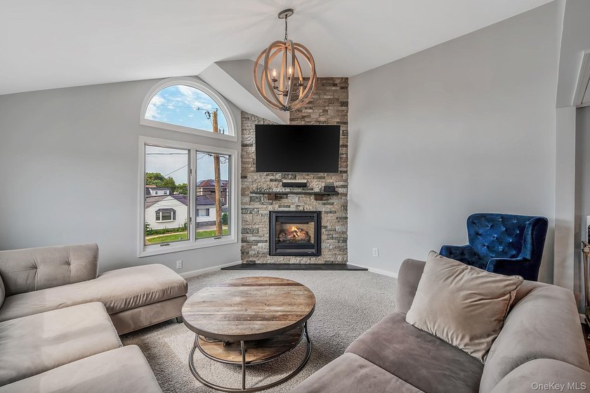 Welcome to this beautifully appointed Colonial, where timeless - photo 20