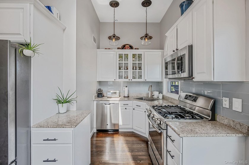 Welcome to this beautifully appointed Colonial, where timeless - photo 28