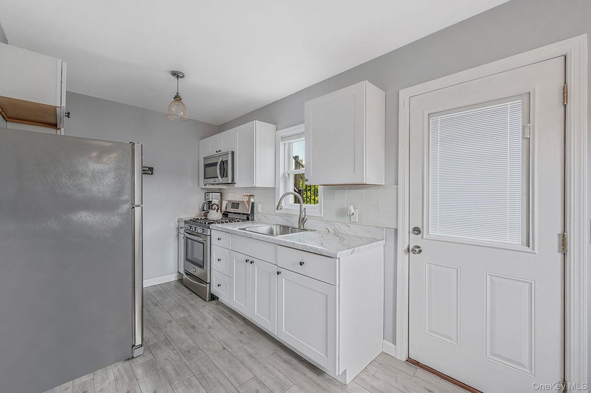 Welcome to this beautifully appointed Colonial, where timeless - photo 42