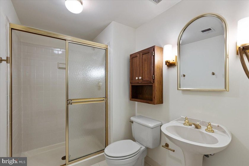OPEN Sunday 7/19 1-3 PM. Welcome to this end-unit townhome - photo 31