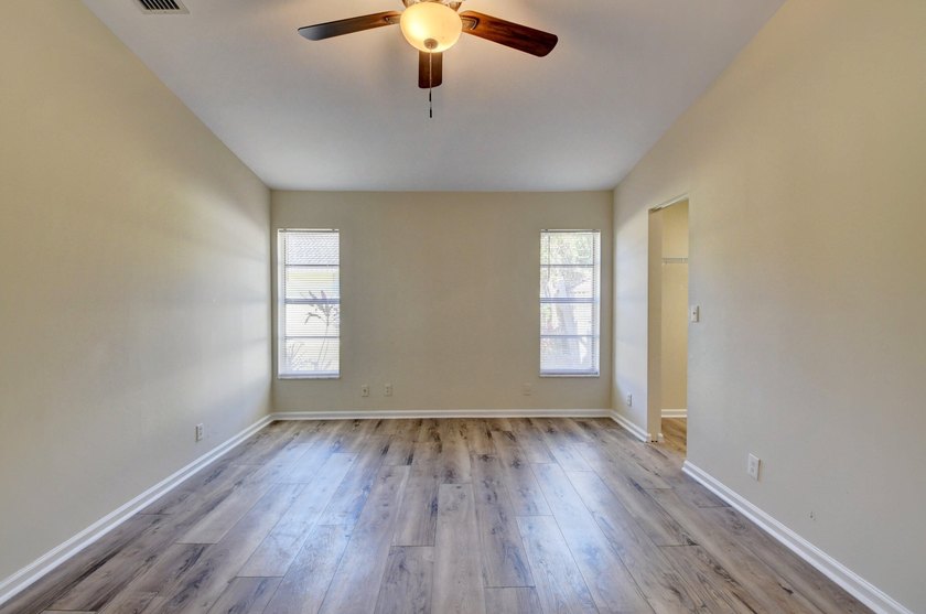 Discover this beautifully renovated 4-bedroom, 2-bathroom - photo 24