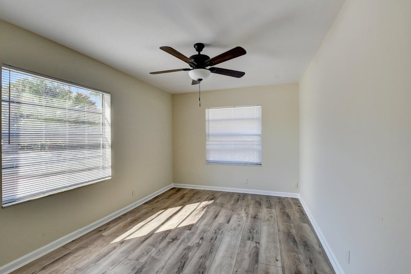 Discover this beautifully renovated 4-bedroom, 2-bathroom - photo 34