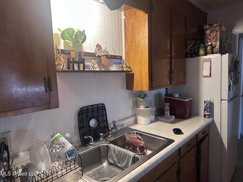 Brick home on a slab with a long time Tenant, willing to stay on - photo 4