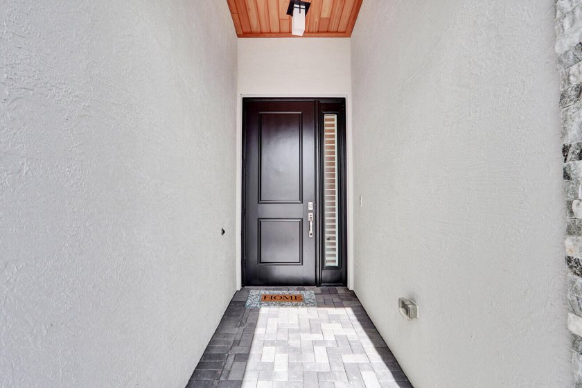 Welcome to luxury living in the highly sought-after Valencia - photo 5
