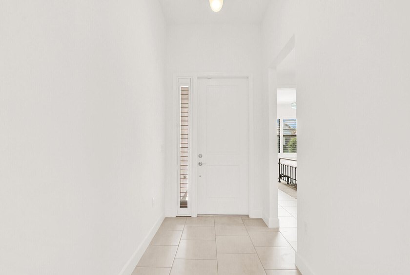Welcome to luxury living in the highly sought-after Valencia - photo 6