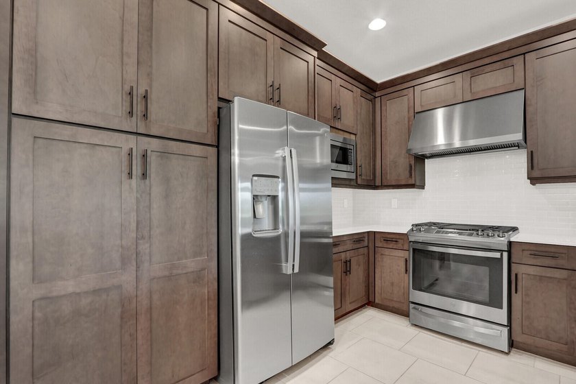Welcome to luxury living in the highly sought-after Valencia - photo 7