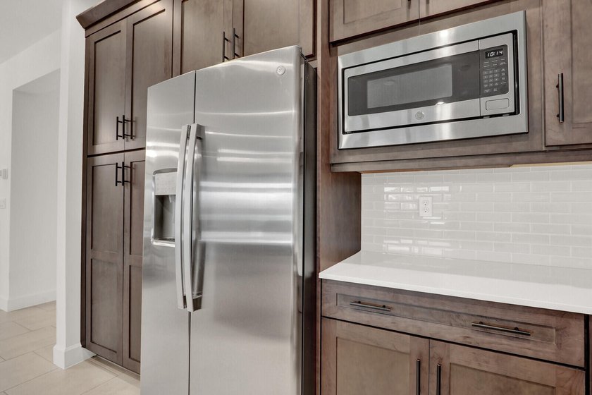 Welcome to luxury living in the highly sought-after Valencia - photo 8