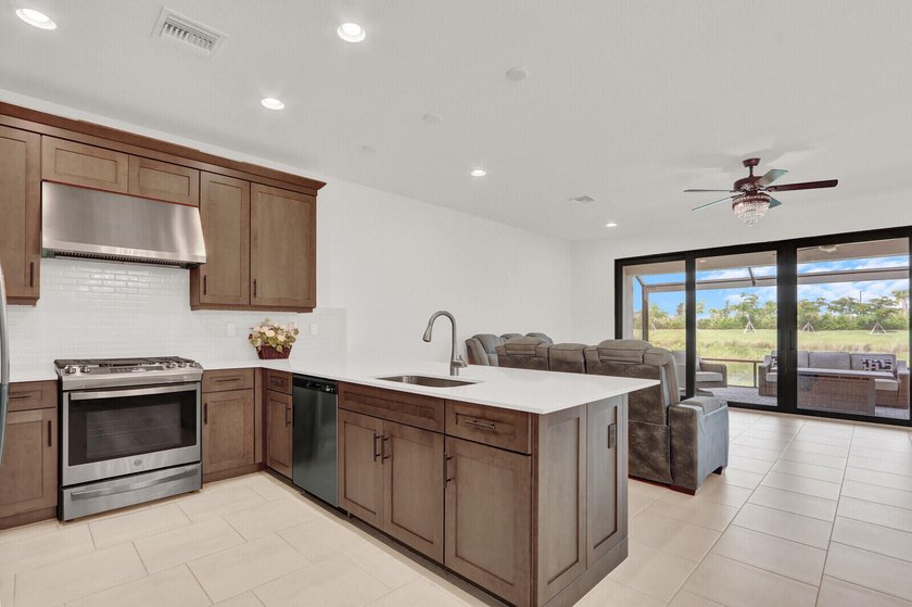 Welcome to luxury living in the highly sought-after Valencia - photo 9