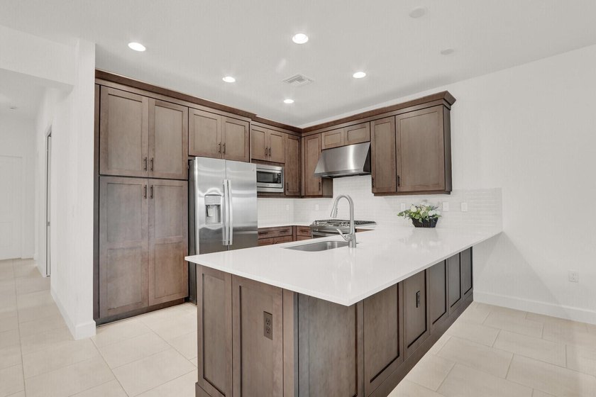 Welcome to luxury living in the highly sought-after Valencia - photo 10