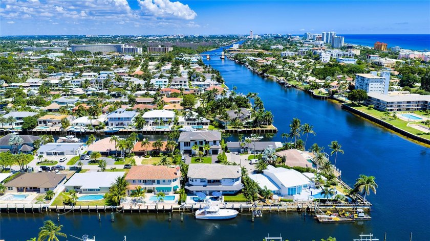Coastal-Inspired Deepwater Estate sited one lot off the - photo 2