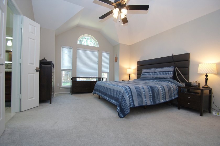 Clean &amp; Move-In Ready in Oakmont Country Club! Situated on a - photo 8