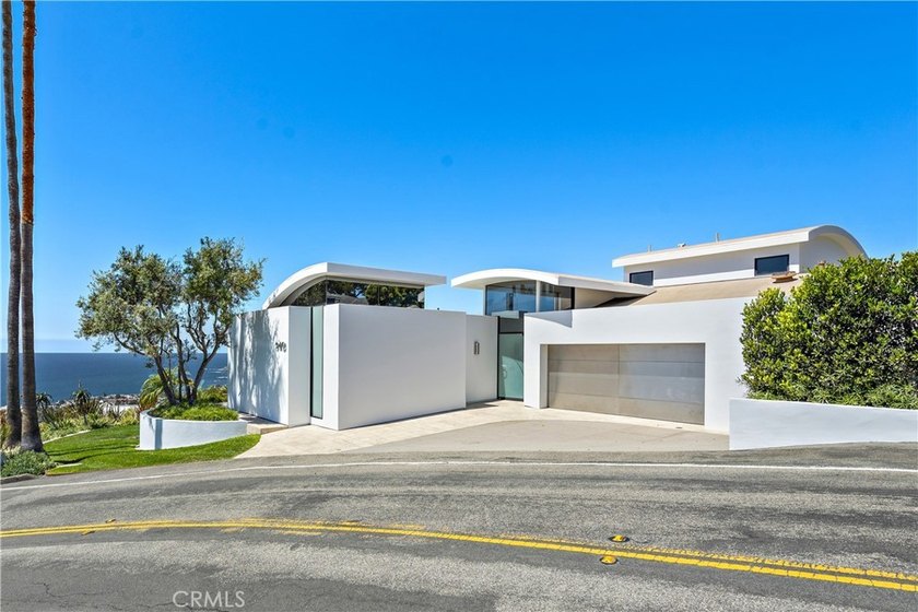 Welcome to a one-of-a-kind Laguna Beach retreat where style - photo 2