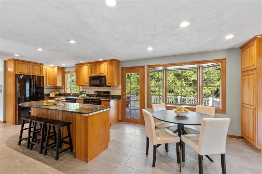 PRIVACY, SPACE &amp; LOCATION! Stunning 4BR Colonial on a private - photo 13