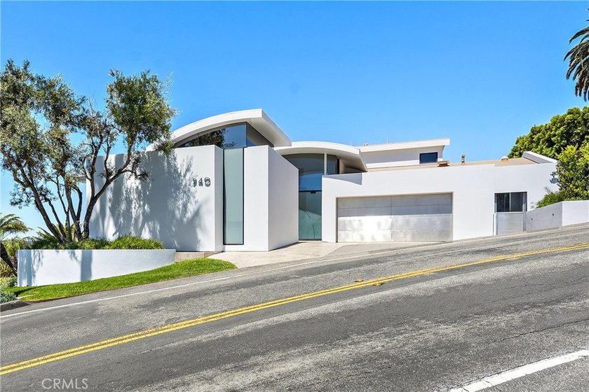 Welcome to a one-of-a-kind Laguna Beach retreat where style - photo 3