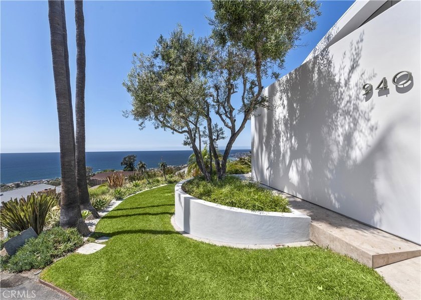Welcome to a one-of-a-kind Laguna Beach retreat where style - photo 4