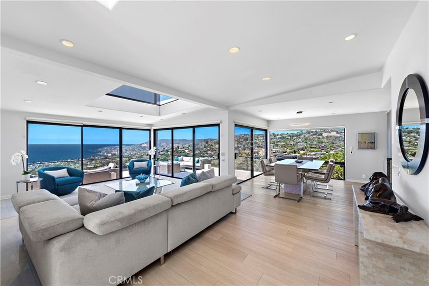 Welcome to a one-of-a-kind Laguna Beach retreat where style - photo 7