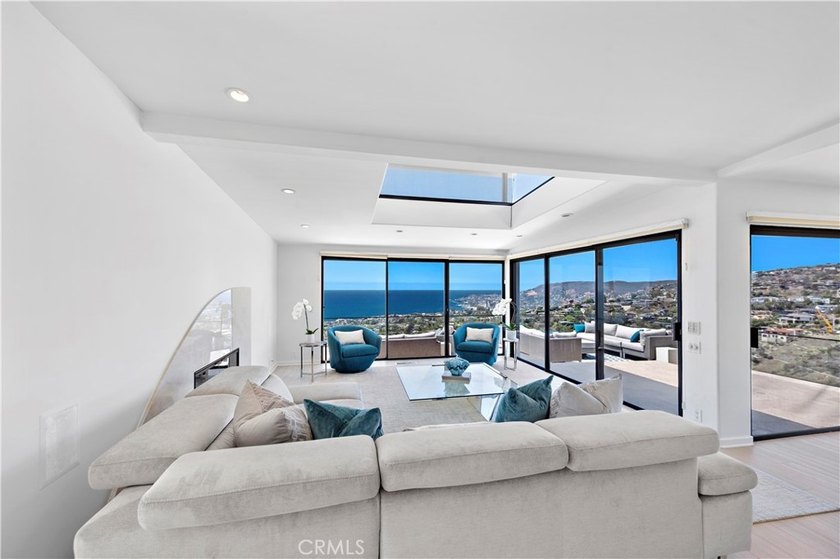 Welcome to a one-of-a-kind Laguna Beach retreat where style - photo 8