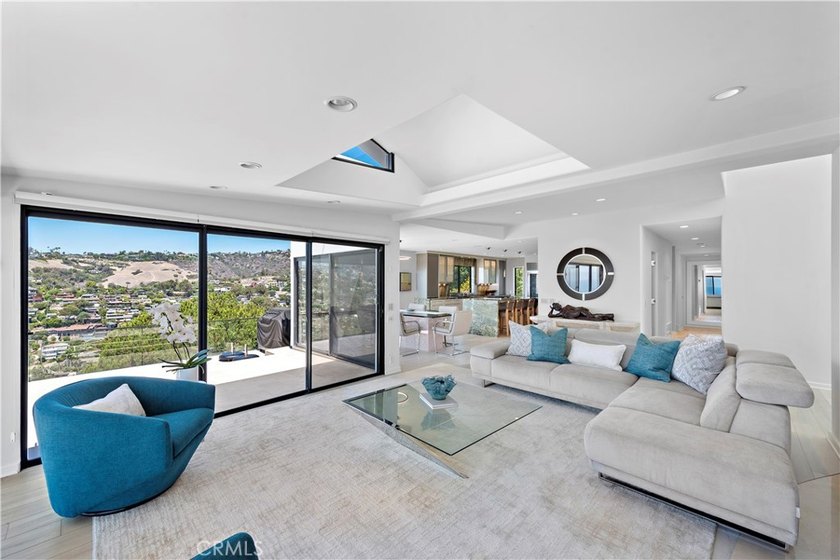Welcome to a one-of-a-kind Laguna Beach retreat where style - photo 9