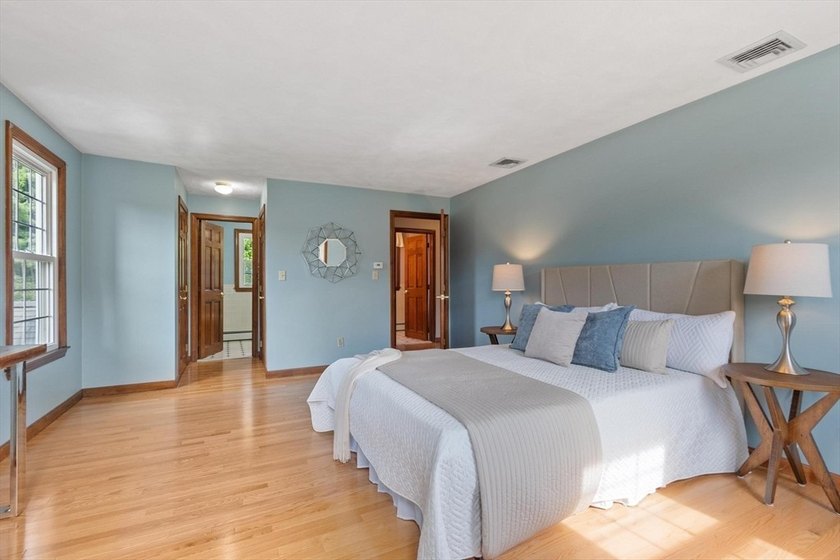 PRIVACY, SPACE &amp; LOCATION! Stunning 4BR Colonial on a private - photo 24