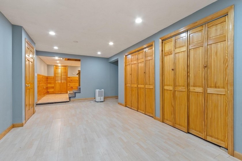 PRIVACY, SPACE &amp; LOCATION! Stunning 4BR Colonial on a private - photo 35