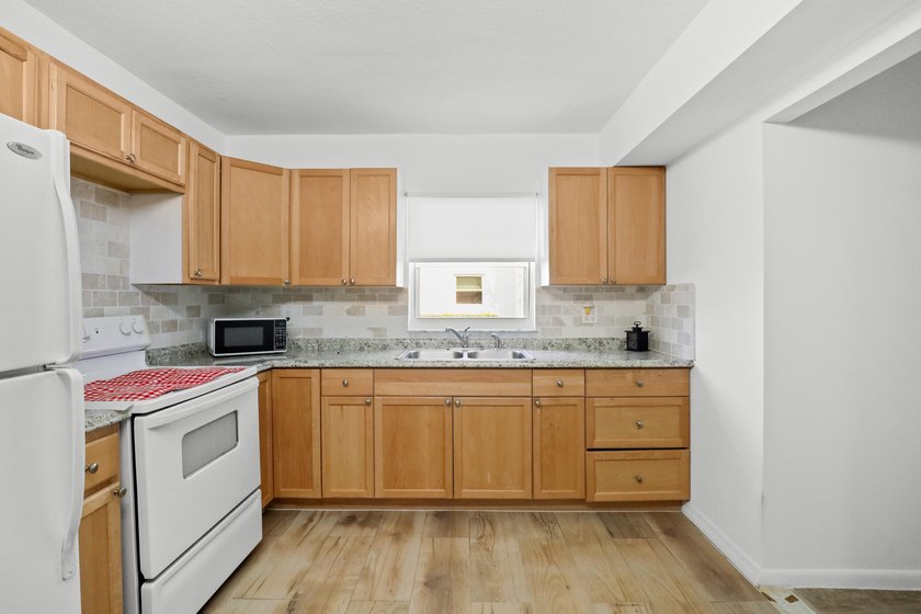 JUST REDUCED BY $10,000 Exceptional Value! Move-in ready - photo 6