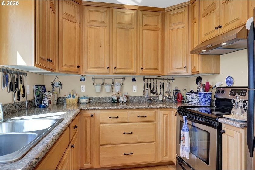 Well-maintained, charming townhome in Oyster Cove with a - photo 16