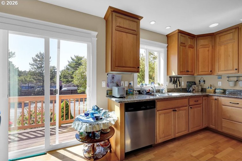 Well-maintained, charming townhome in Oyster Cove with a - photo 17