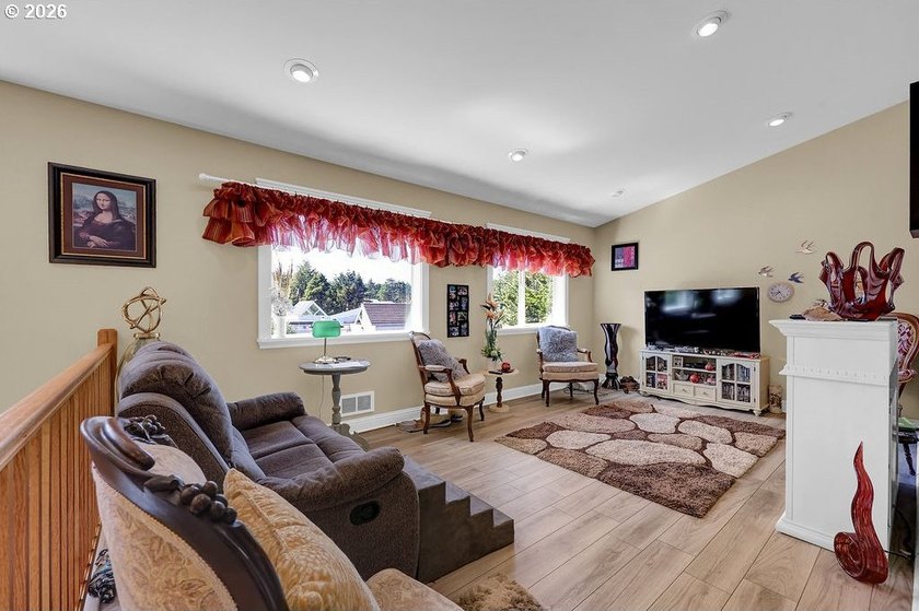 Well-maintained, charming townhome in Oyster Cove with a - photo 24