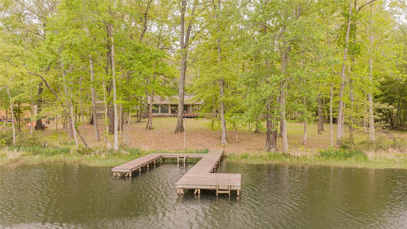Turn-key lake house with a huge 1.25 Acre lot! Take a look at - photo 8