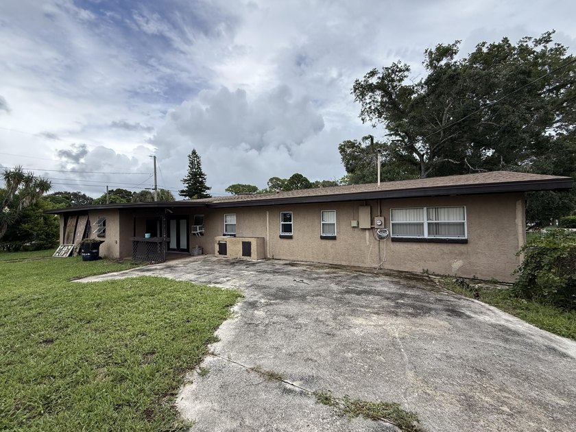 This Centrally located Fort Pierce Home sits on larger corner - photo 32