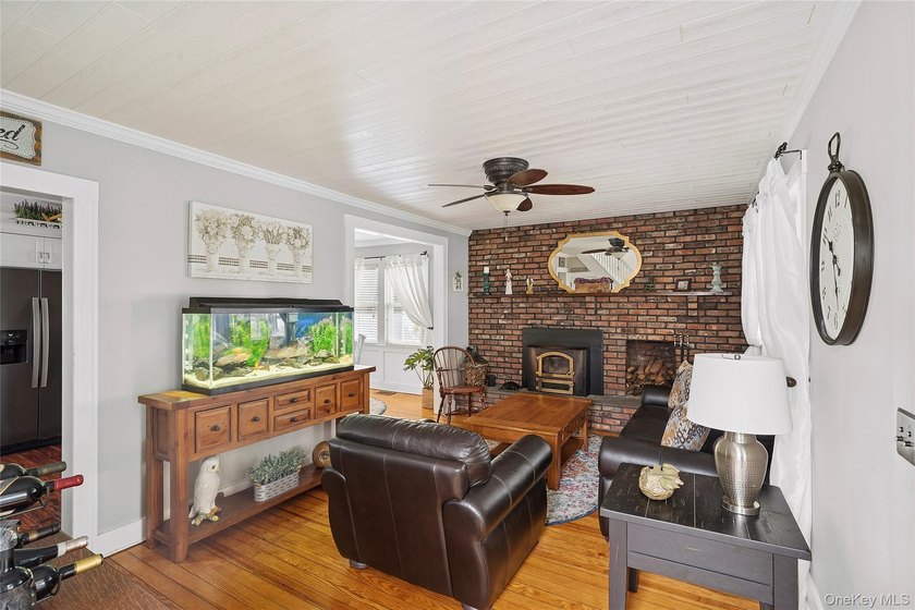 Welcome to this beautifully maintained classic 1930 colonial - photo 5