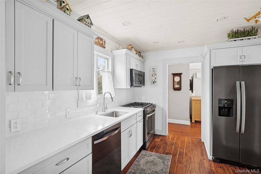 Welcome to this beautifully maintained classic 1930 colonial - photo 6