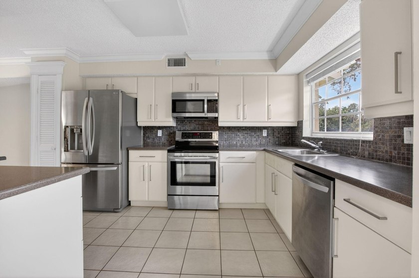 BEAUTIFULLY MAINTAINED 2-BEDROOM, 2-BATHROOM FIRST-FLOOR UNIT IN - photo 21