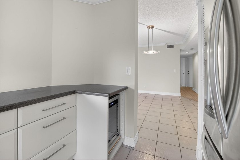 BEAUTIFULLY MAINTAINED 2-BEDROOM, 2-BATHROOM FIRST-FLOOR UNIT IN - photo 24