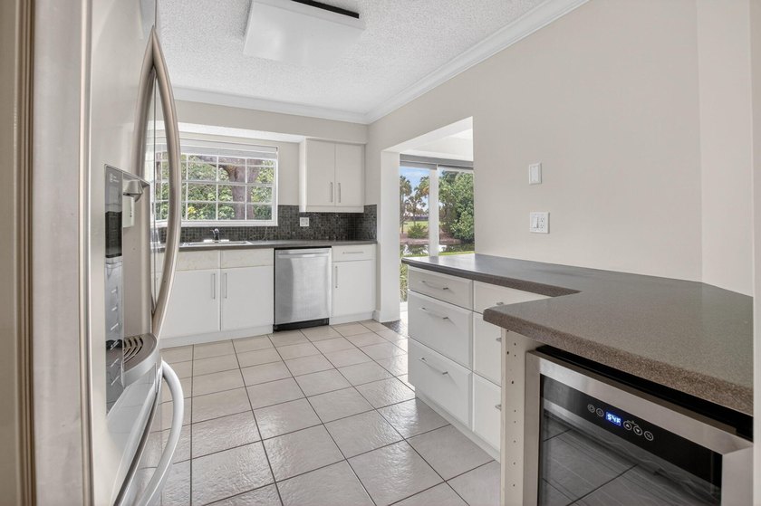 BEAUTIFULLY MAINTAINED 2-BEDROOM, 2-BATHROOM FIRST-FLOOR UNIT IN - photo 25