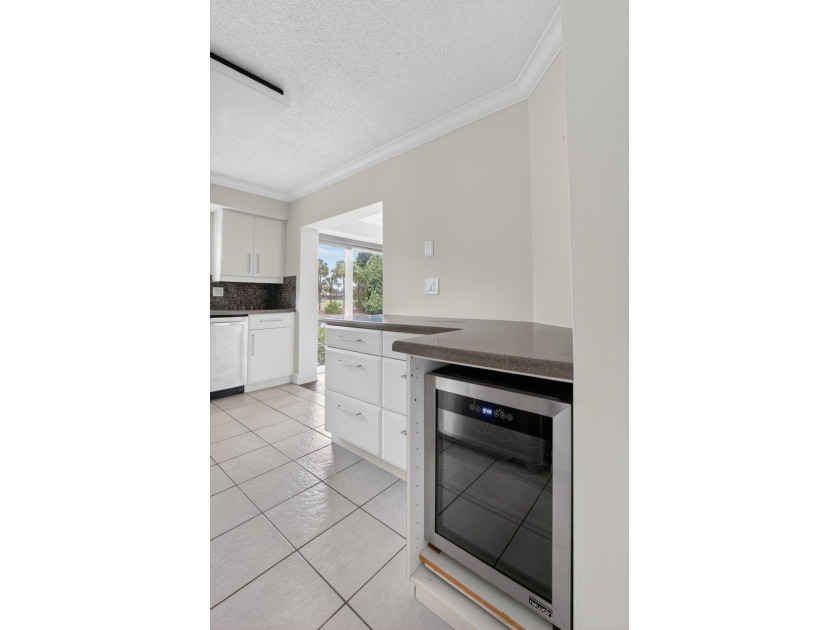 BEAUTIFULLY MAINTAINED 2-BEDROOM, 2-BATHROOM FIRST-FLOOR UNIT IN - photo 26