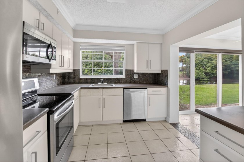 BEAUTIFULLY MAINTAINED 2-BEDROOM, 2-BATHROOM FIRST-FLOOR UNIT IN - photo 27