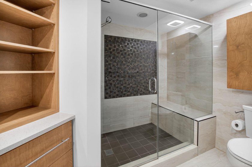 BEAUTIFULLY MAINTAINED 2-BEDROOM, 2-BATHROOM FIRST-FLOOR UNIT IN - photo 34