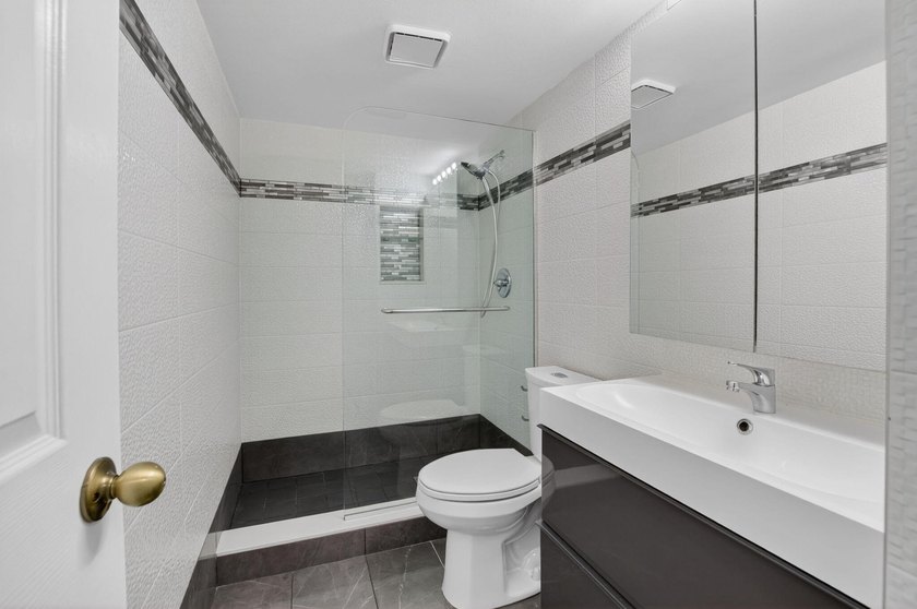 BEAUTIFULLY MAINTAINED 2-BEDROOM, 2-BATHROOM FIRST-FLOOR UNIT IN - photo 39