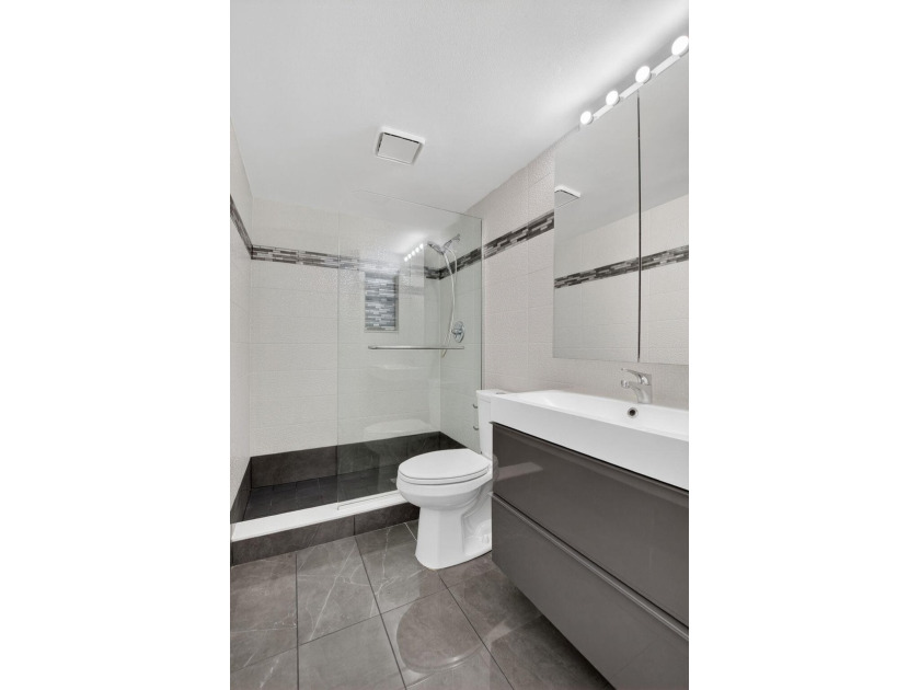 BEAUTIFULLY MAINTAINED 2-BEDROOM, 2-BATHROOM FIRST-FLOOR UNIT IN - photo 40