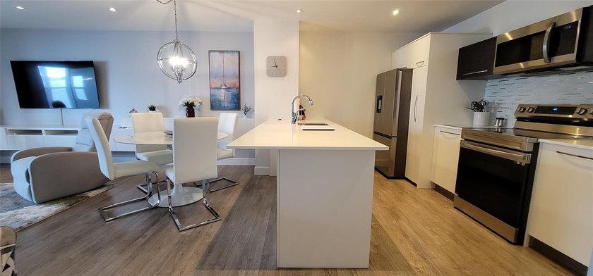 owner says SELL !! STUNNING 1 BEDROOM 1 BATH CONDO with a - photo 2