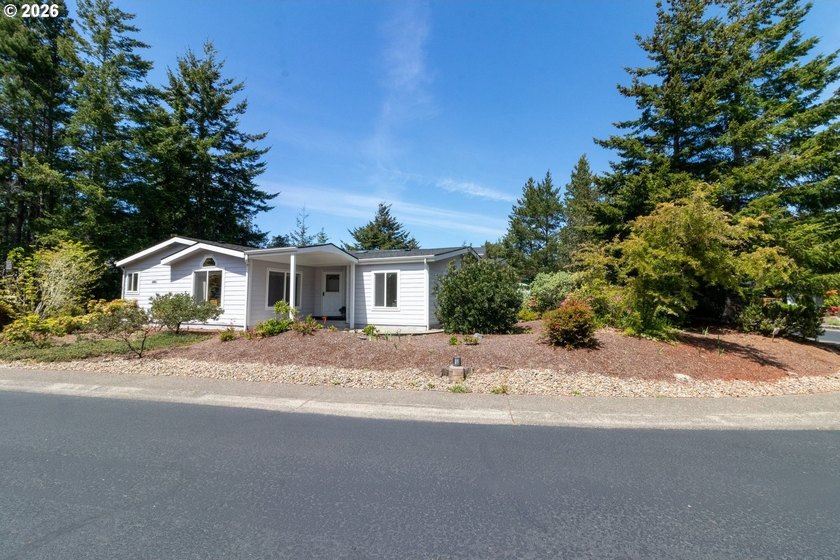 Beautifully maintained and updated Fuqua home on desirable - photo 2