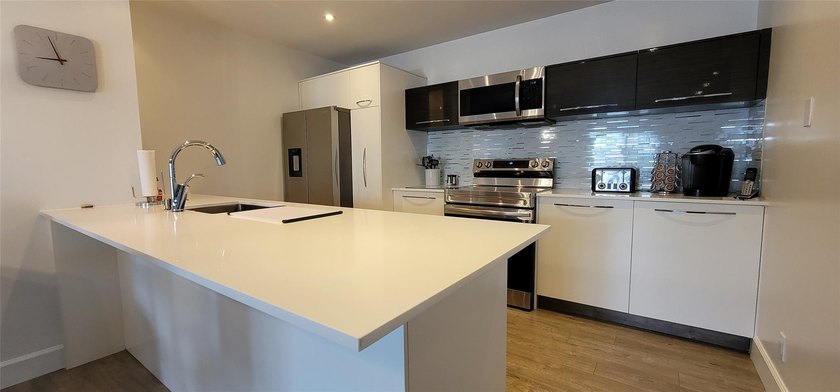 owner says SELL !! STUNNING 1 BEDROOM 1 BATH CONDO with a - photo 3