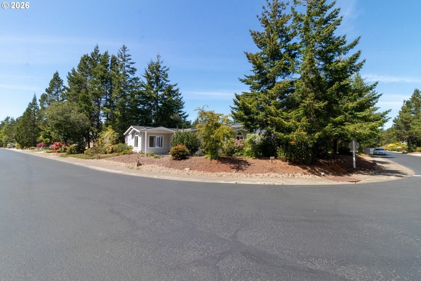 Beautifully maintained and updated Fuqua home on desirable - photo 3